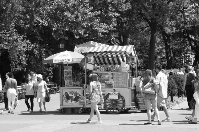 Another classic scene – the hot dog and soda cart. There were surprisingly few of these in the park... others stationed themselves just outside on the sidewalks.